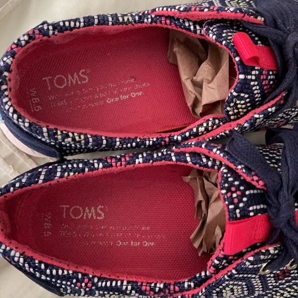 Toms Shape Embroidered Design Lightweight Sneakers - Picture 10 of 12